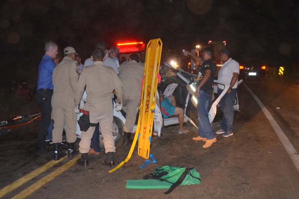 Acidente envolvendo três veículos deixa vítimas presas as ferragens, em Jaru