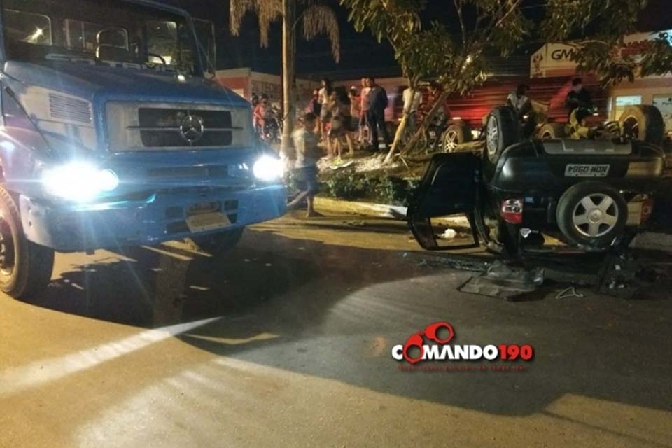 Motorista de caminhão faz contorno proibido e provoca grave acidente, em Ji-Paraná