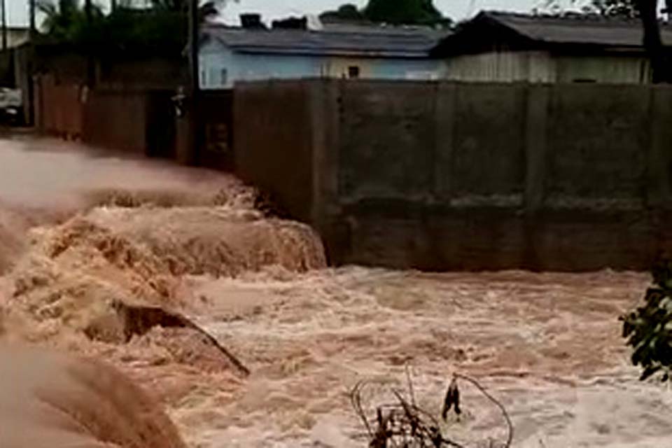 Transtorno: município amanheceu debaixo d’água na manhã desta segunda-feira-feira (3)