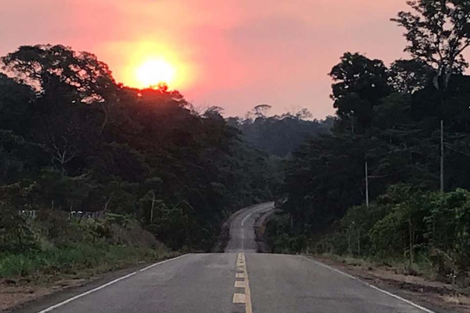 Trecho urbano da RO-459 recebe asfaltamento e pintura de sinalização no município de Rio Crespo