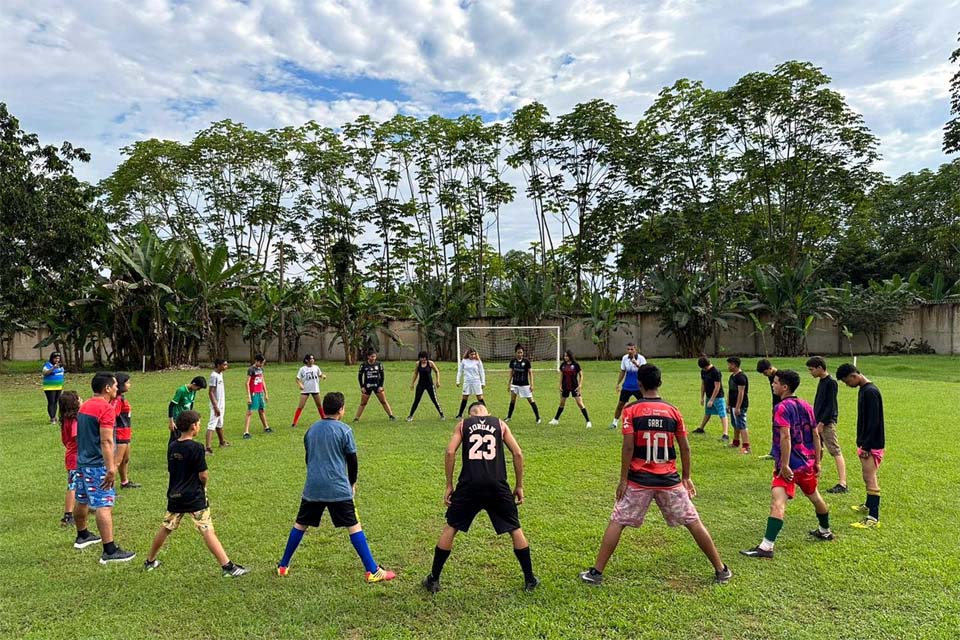 Programa Talentos do Futuro promove curso básico de futebol de campo na comunidade de Cujubim Grande