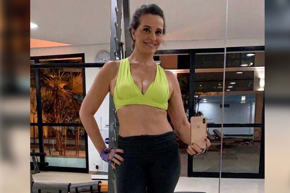 Carla Vilhena impressiona ao mostrar o corpo após perder 4kg