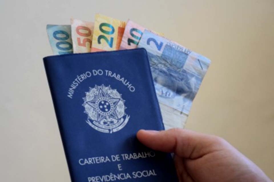 Promulgada lei que fixa o valor do salário mínimo em R$ 1.212