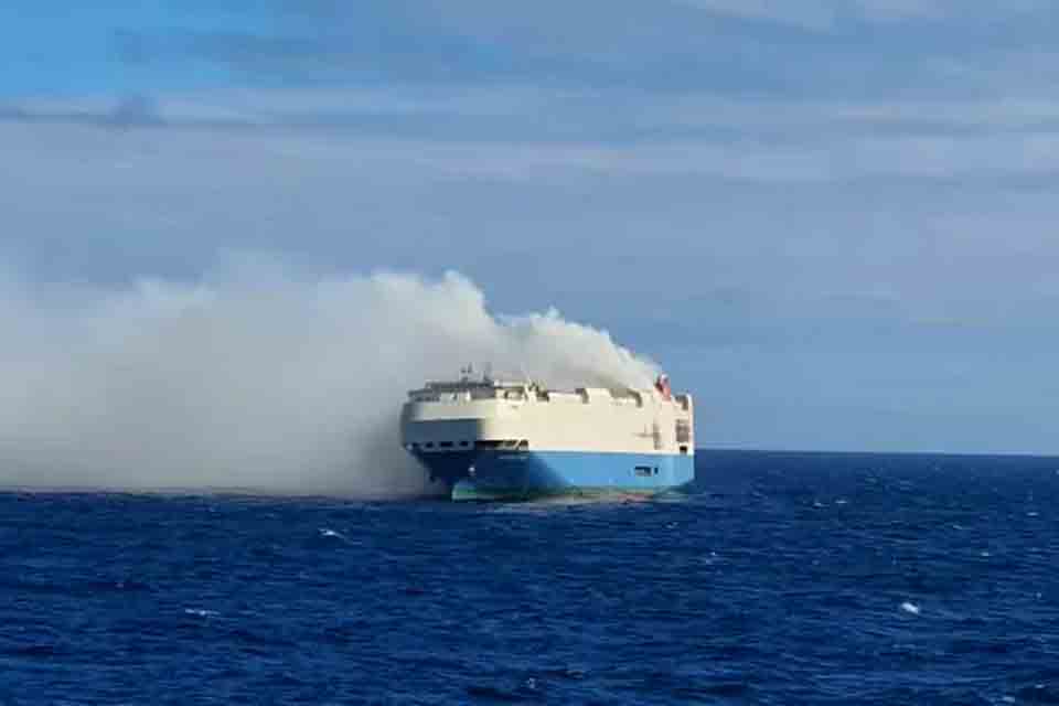 Socorristas resgatam 22 tripulantes de navio em chamas no arquipélago português de Açores