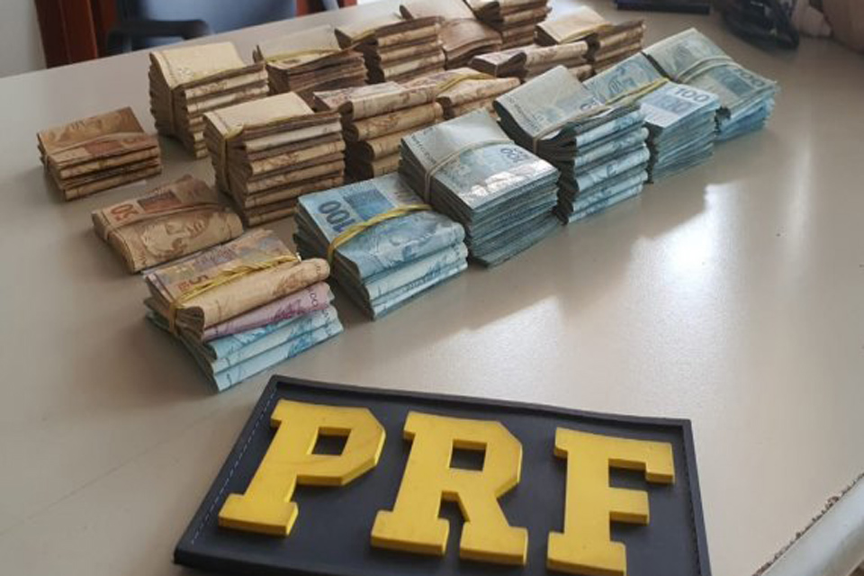 PRF identifica casal com mais de R$ 100 mil em compartimento secreto de bolsa