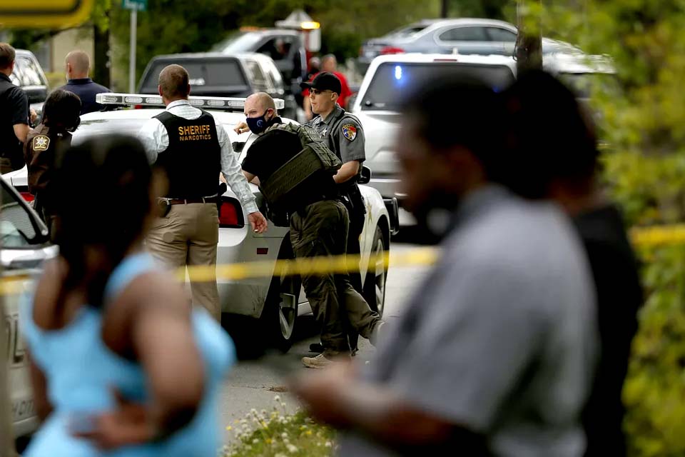 Homem negro é morto pela polícia dos EUA durante buscas