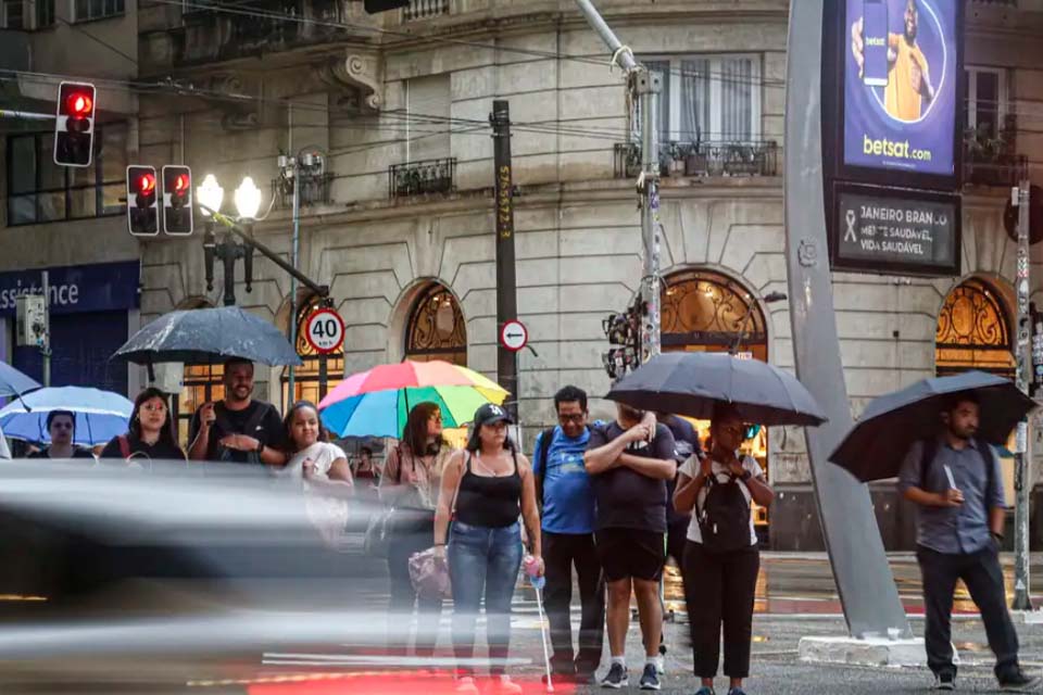 Pancadas de chuva atingem litoral sul e região metropolitana de SP