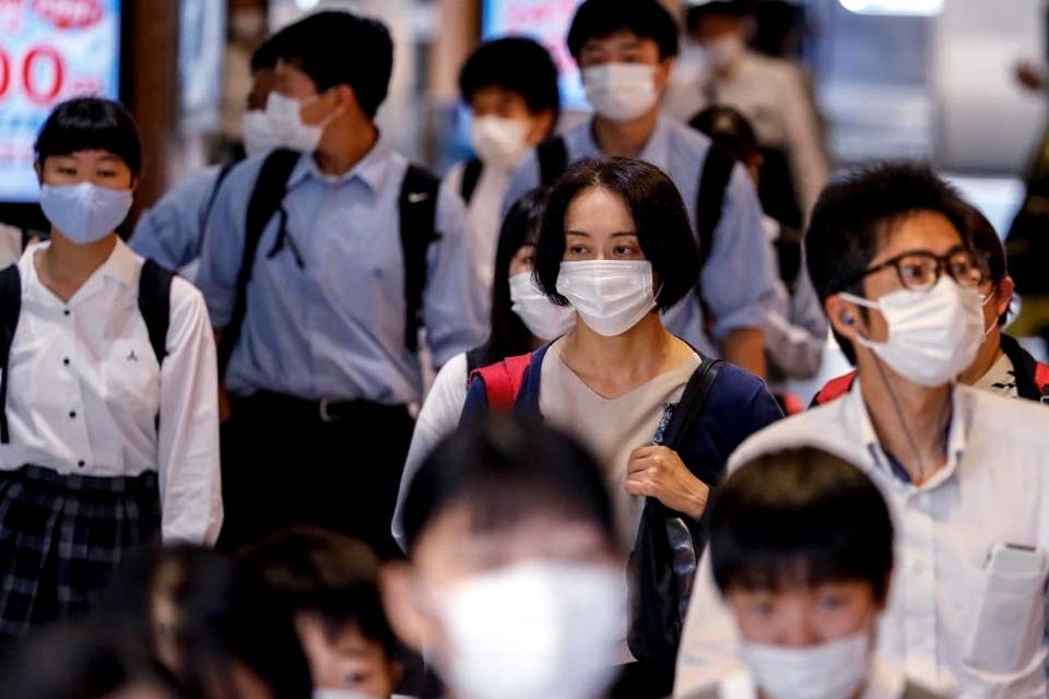 Japão tem recorde de 27 mil casos de covid; governo avalia restrições