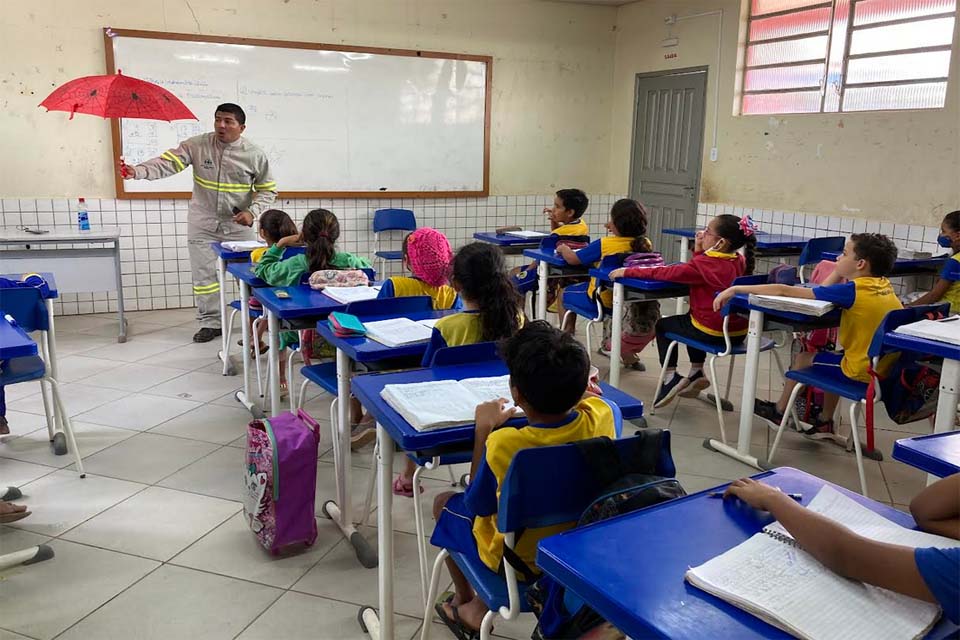 Energisa conscientiza estudantes sobre cuidados com a rede elétrica no período de chuvas