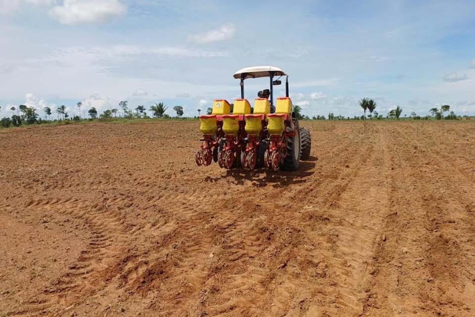 Semaic em Ariquemes atende produtor rural com gradagem de área para o plantio de milho para silagem