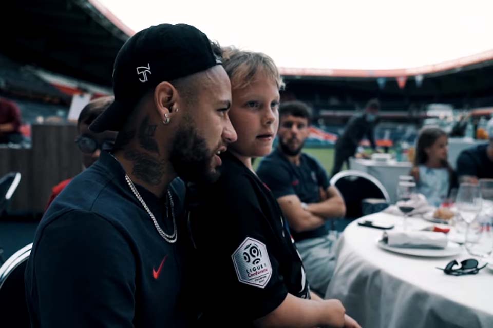 Neymar lamenta passar pouco tempo com o filho: 'Sinto falta'