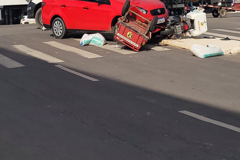 Colisão entre carro e moto deixa motociclista ferido em Ji-Paraná