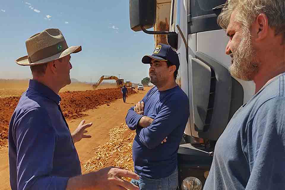 Semosp e Semagri de Cerejeiras recupera estrada da Linha 2 com emenda do deputado Luizinho Goebel