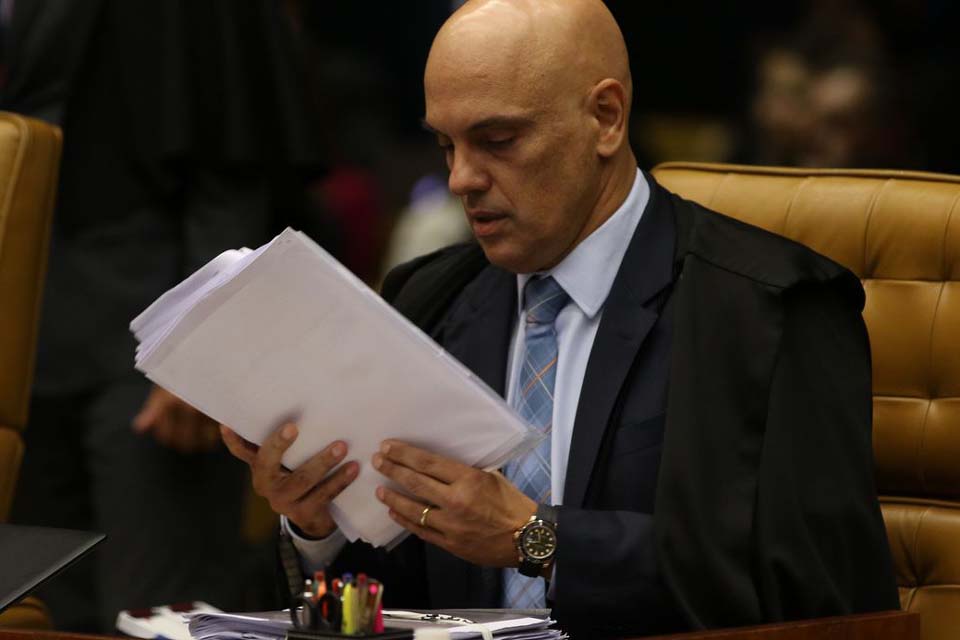 Para Moraes, mesmo com indulto presidencial deputado fica inelegível