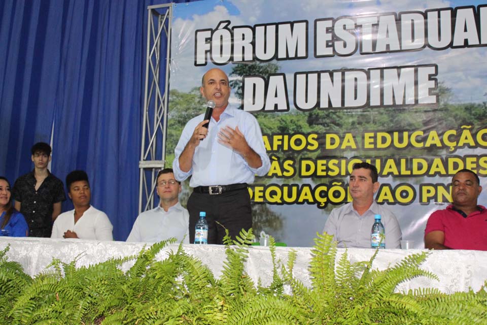 Deputado Ismael Crispin participa do Fórum Estadual da União Nacional dos Dirigentes Municipais de Educação