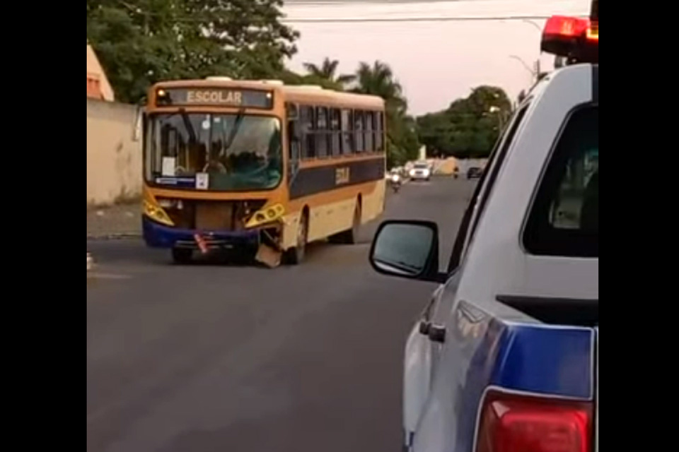 Colisão entre ônibus e picape deixa um ferido em Vilhena