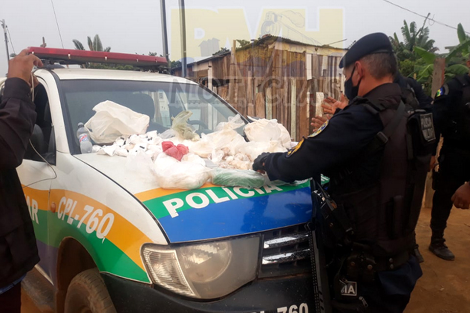 Equipe do sargento Gusmão prende traficante e apreende drogas em galinheiro