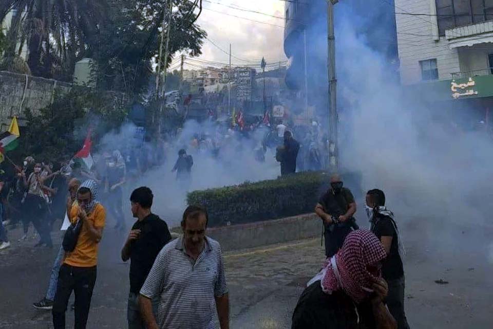 Polícia enfrenta manifestantes em frente à embaixada dos EUA no Líbano