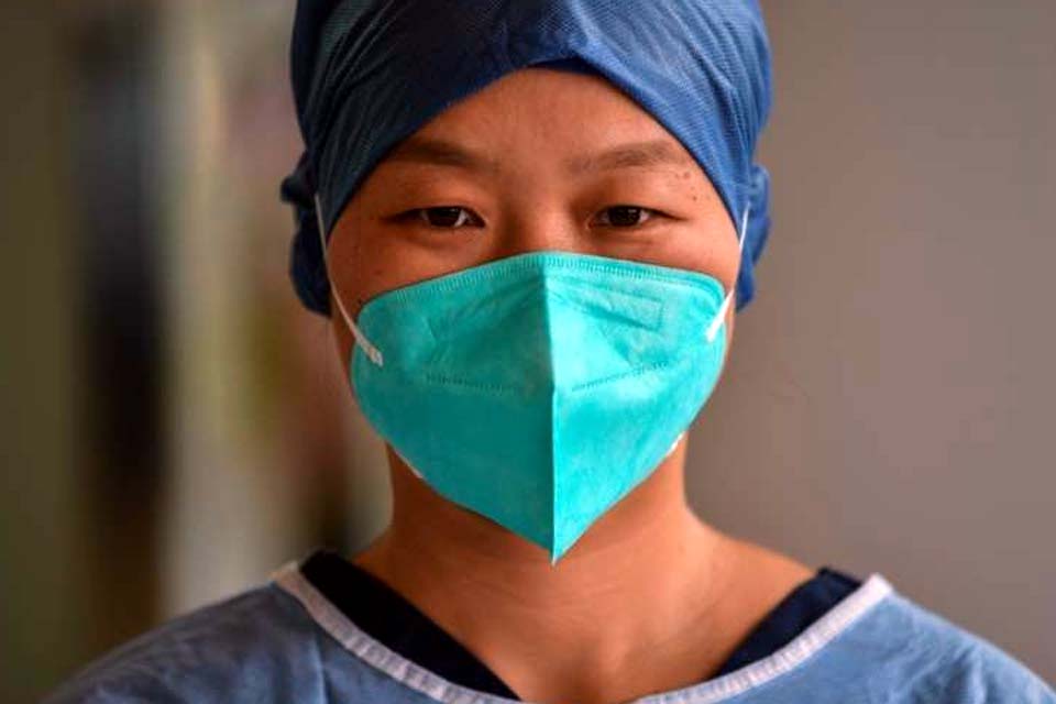 Máscaras para pessoal de saúde são menos adaptadas para mulheres e asiáticos, diz estudo