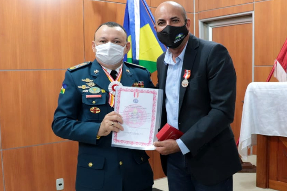 Ismael Crispin recebe medalha Amigo do Corpo de Bombeiros Militar