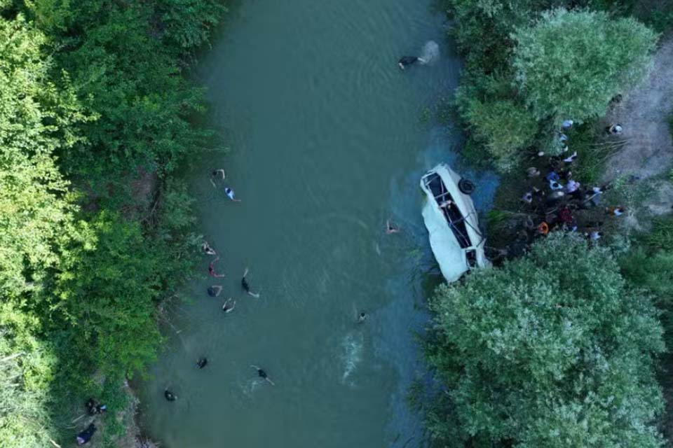 Ônibus com 50 estudantes despenca de montanha e cai em rio na Síria; 7 morrem