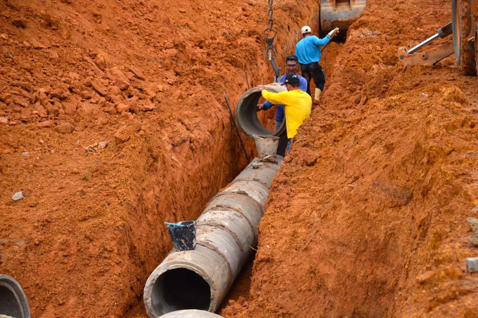 Trecho final da Avenida JK recebe serviço de drenagem