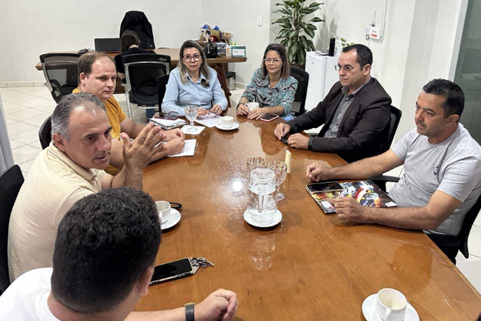 Prefeita  e vice se reúnem com representantes da Associação Amigos do Distrito Itaporanga para discutir demandas