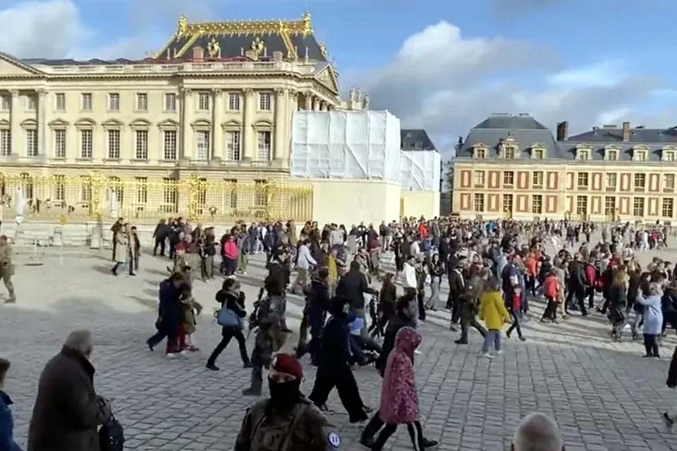 Após ameaça de bomba, Palácio de Versalhes, na França, é evacuado