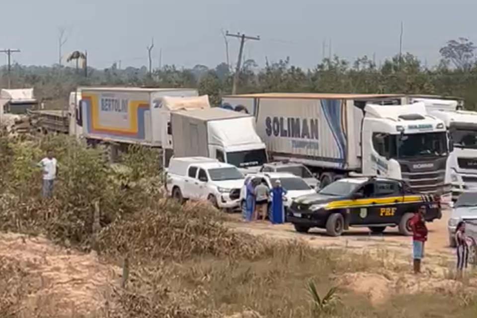 Manifestantes bloqueiam BR-319 em busca de melhorias no interior do Amazonas