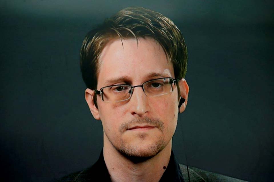 Rússia concede direitos de residência permanente a Edward Snowden