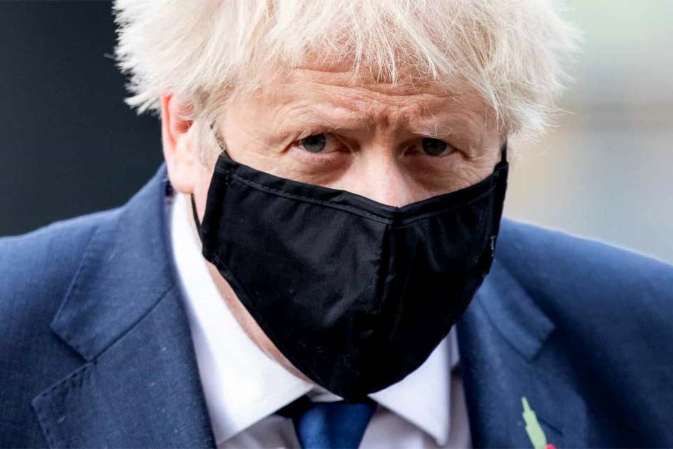 Boris Johnson em isolamento após contato detectado por app de rastreio