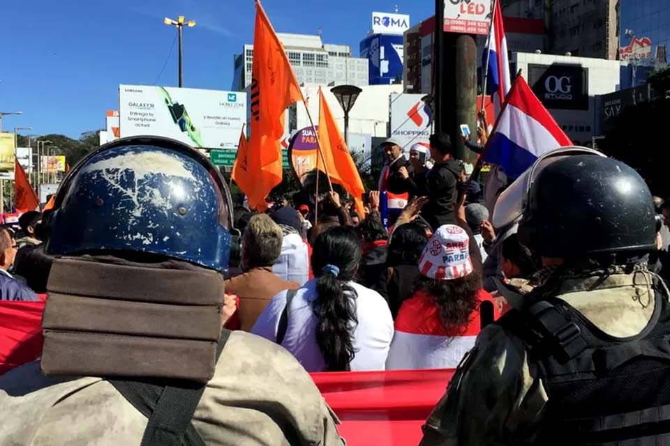 Polícia e manifestantes entram em confronto no Paraguai