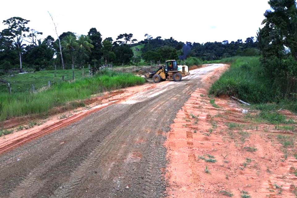 Rodovia que liga Buritis a Nova Mamoré recebe manutenção no período chuvoso