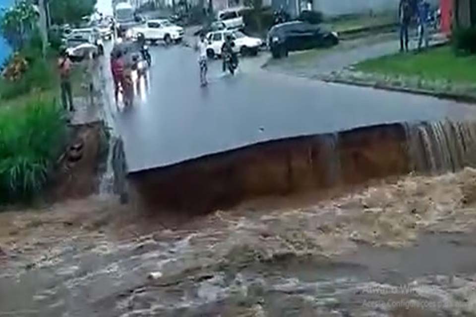 Forte chuva causa grandes prejuízos na Estância Turística; mulher morreu após ser arrastada pela enchente