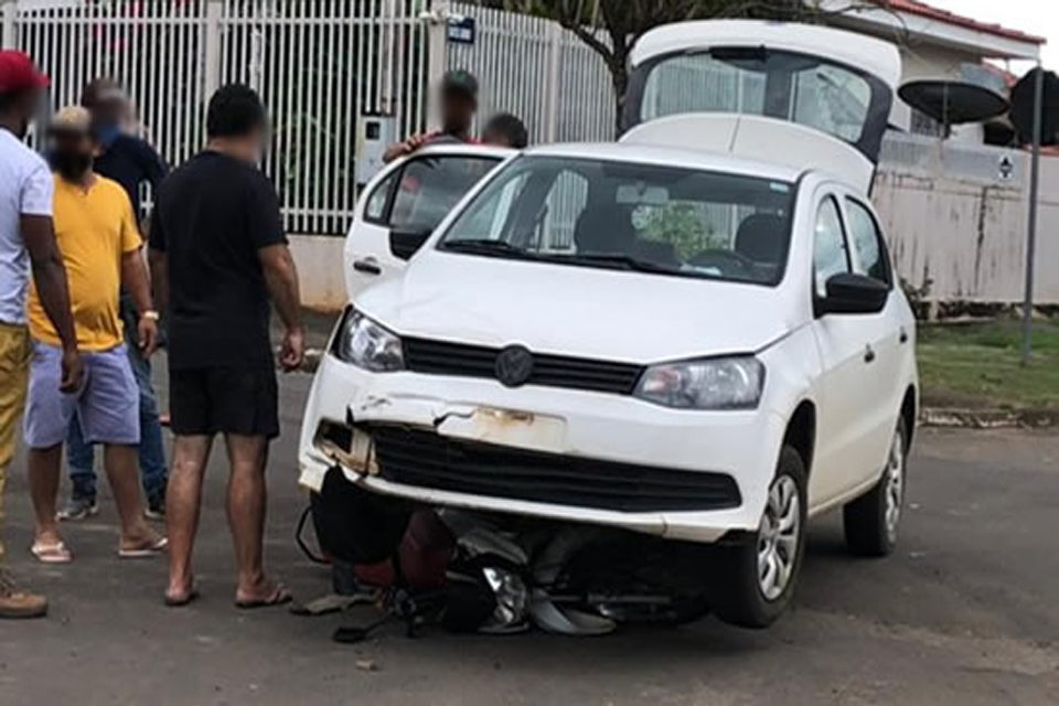 Moto fica presa embaixo de carro após colisão, em Ouro Preto do Oeste