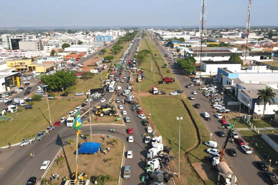 Em apoio a Bolsonaro e contra o STF, manifestantes se concentram em trecho urbano da BR 364, em Vilhena