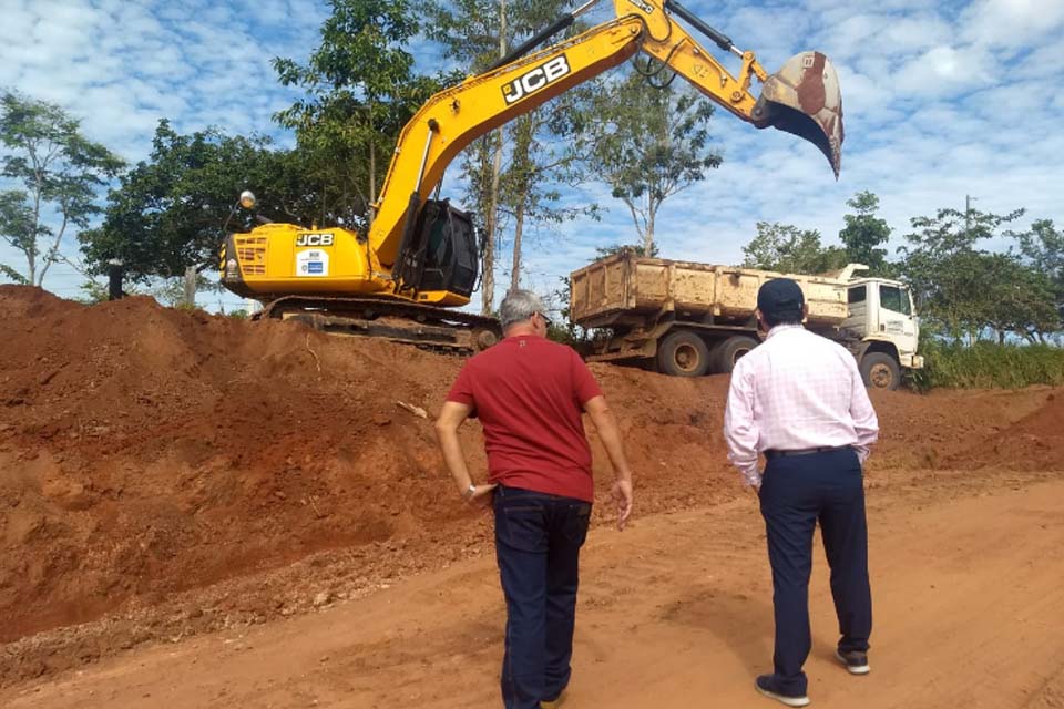 Trabalhos da Prefeitura próximo a Perobal melhoram estradas com rebaixamento de serras