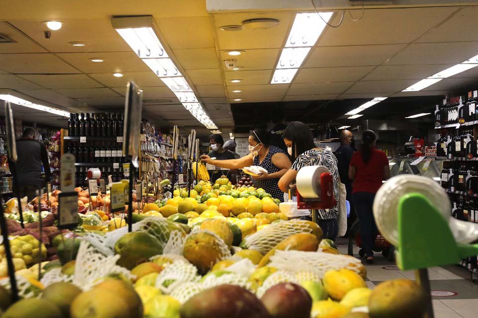 Cesta de compras de famílias de renda mais baixa tem queda de 0,30%