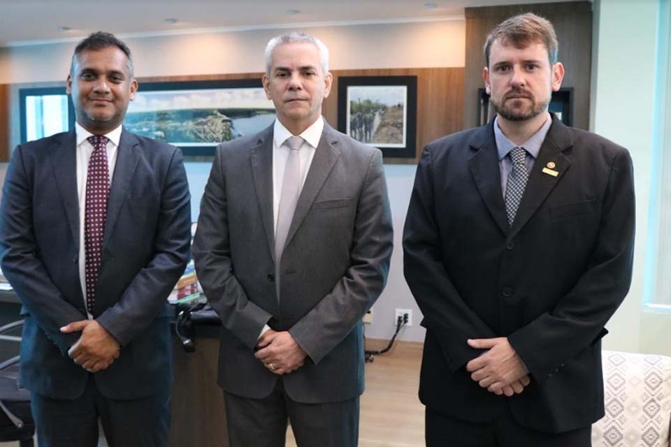 Procurador-Geral de Justiça recebe Promotor do Ministério Público Militar