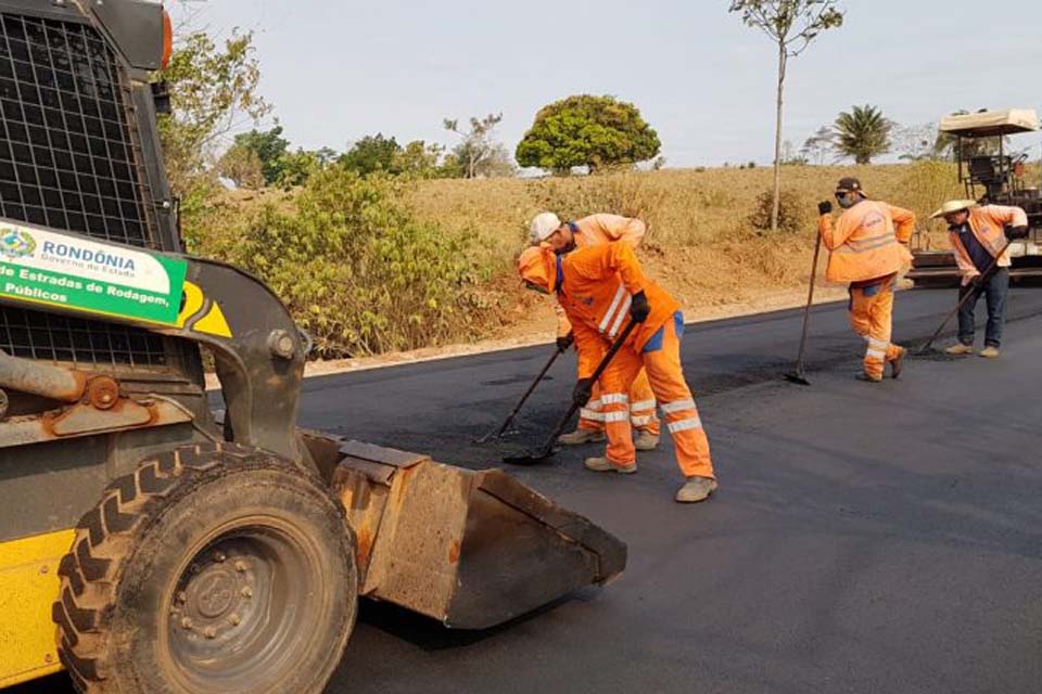 DER inicia aplicação de asfalto na recuperação da RO-490 que liga o município a RO-383