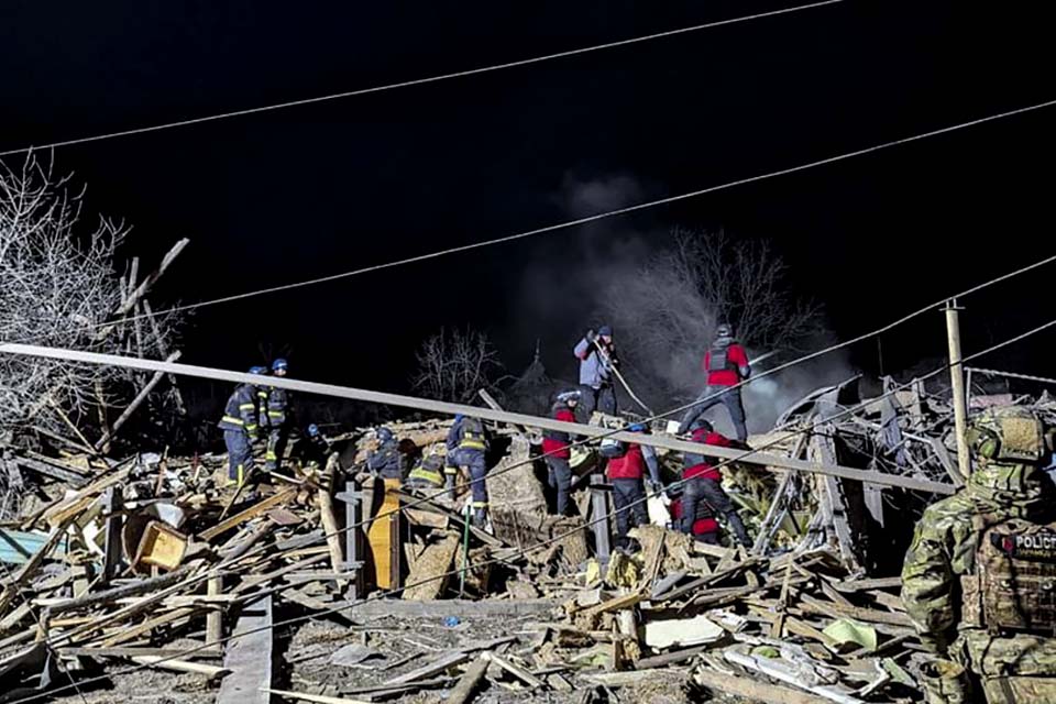 Forças russas aumentam ataques na região oriental de Donetsk