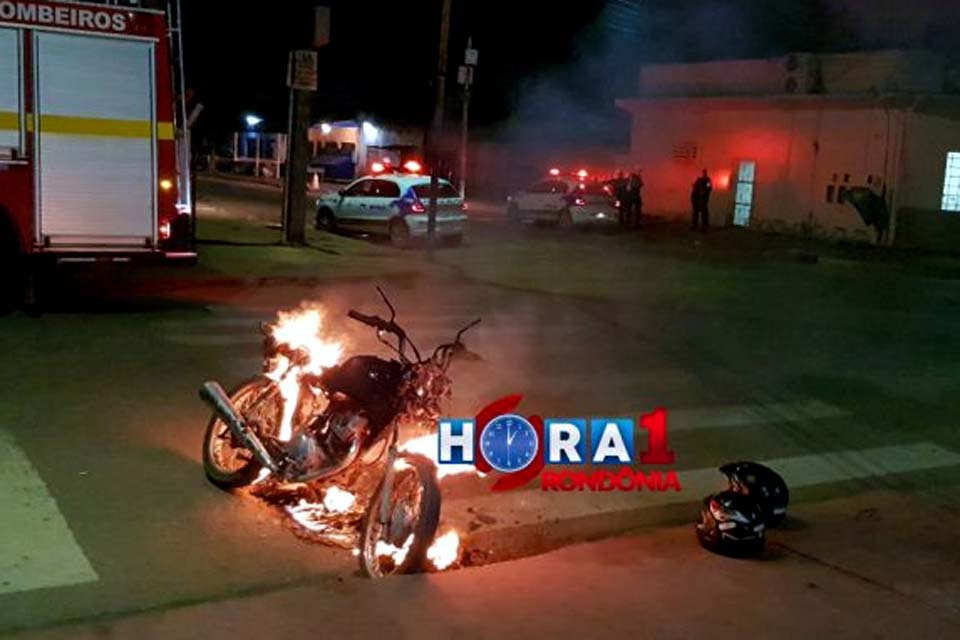 VEJA VÍDEO: Mulher embriagada coloca fogo na própria moto após ser abordada pela Polícia 