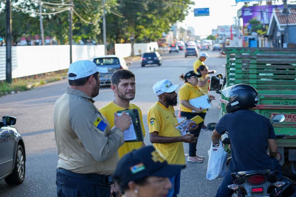 Blitzes educativas orientam motoristas para os cuidados e responsabilidades no trânsito