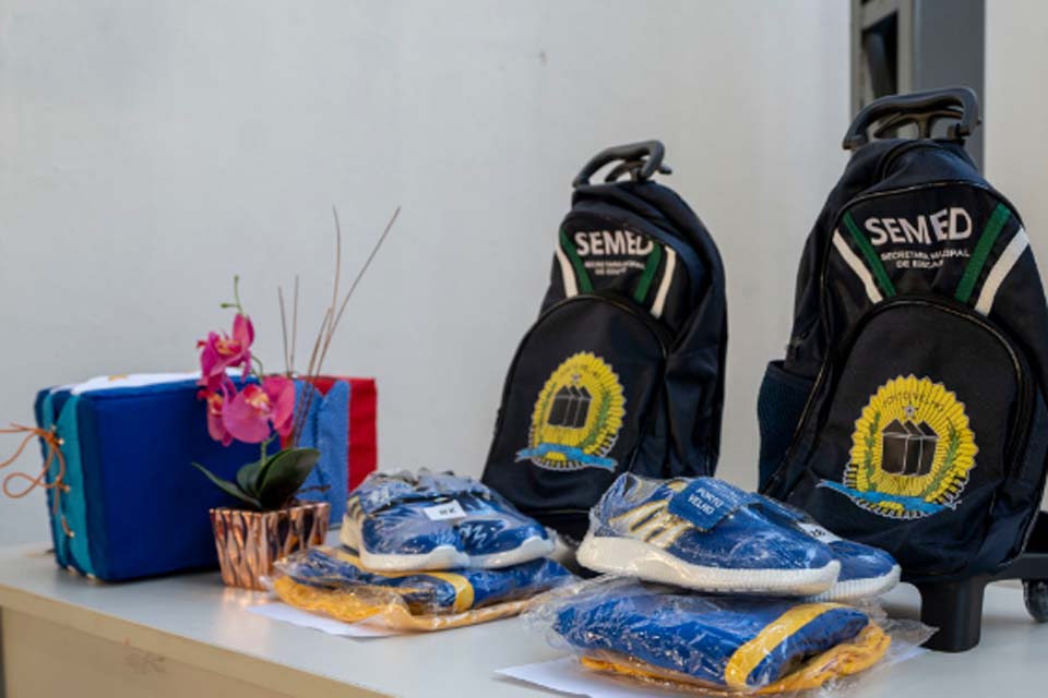 Prefeitura de Porto Velho beneficiou alunos da rede municipal com entrega de kits escolares e uniformes