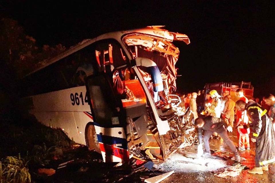 Colisão frontal entre ônibus e carreta deixa seis mortos e 26 feridos na BR- 364 / Rondônia Dinâmica