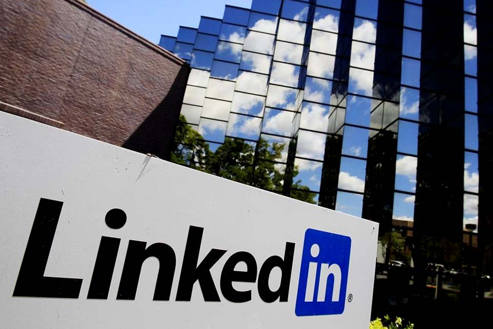 LinkedIn altera política global de anúncios e passa a divulgar vagas voltadas para negros e indígen