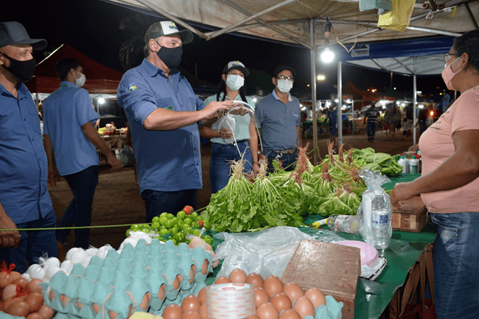 Governo entrega kits de proteção contra a Covid-19 para feirantes do município