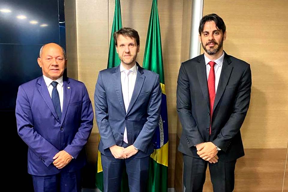 Coronel Chrisóstomo se reúne com Ministro do Desenvolvimento regional e cobra retorno de obras residenciais em Rondônia