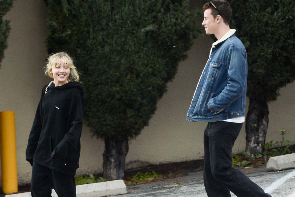 Shawn Mendes é visto passeando com Sabrina Carpenter e rumores de namoro tomam conta da web