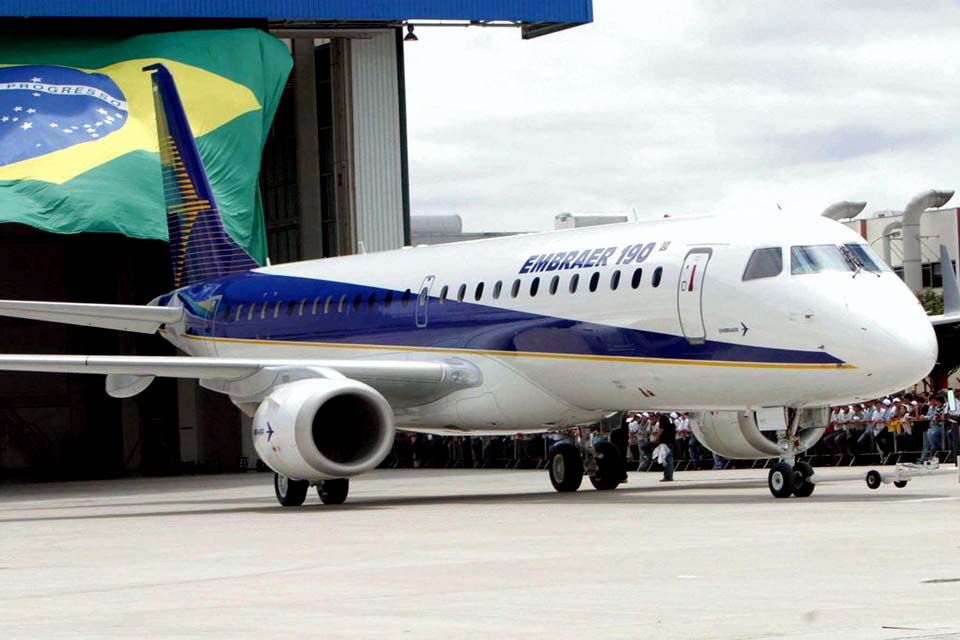 Embraer anuncia demissão de 900 empregados no Brasil